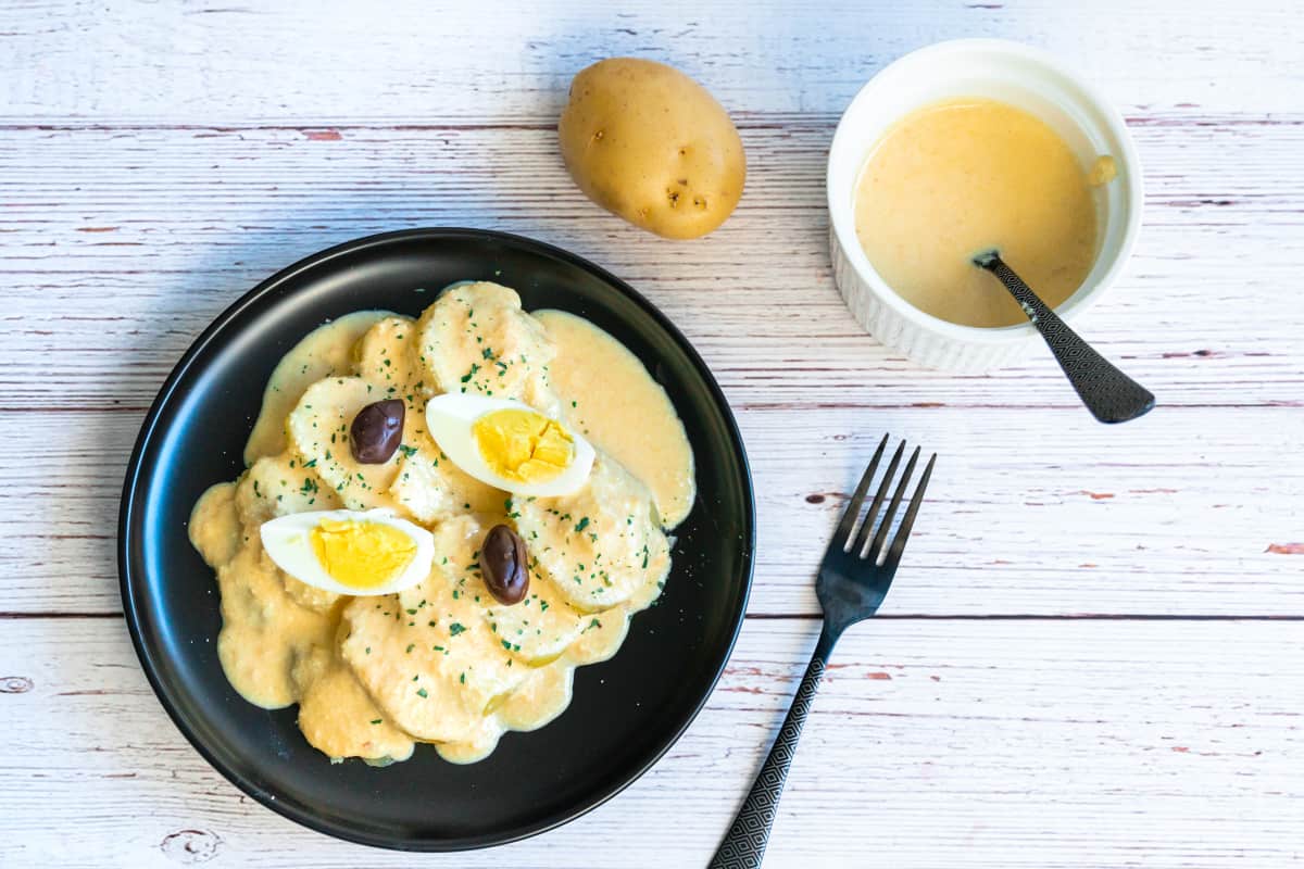 Papas a la huancaína bañadas en salsa amarilla de ají y queso fresco, plato tradicional peruano